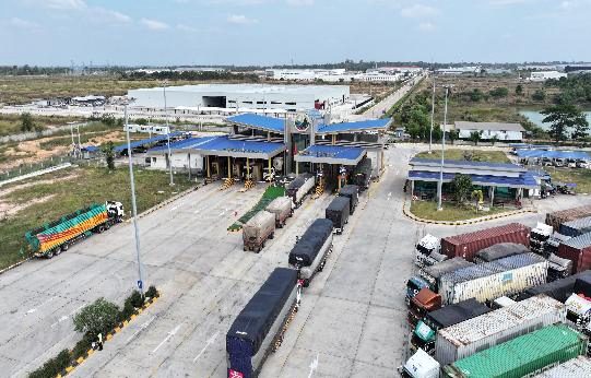 A Thai-Lao cross-border customs checkpoint for trucks